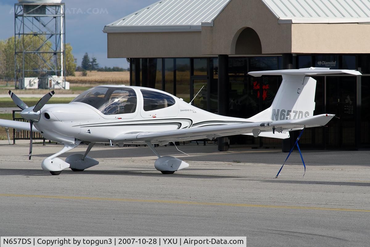 N657DS, 2007 Diamond DA-40 Diamond Star C/N 40.852, Parked by Diamond Flight Centre.