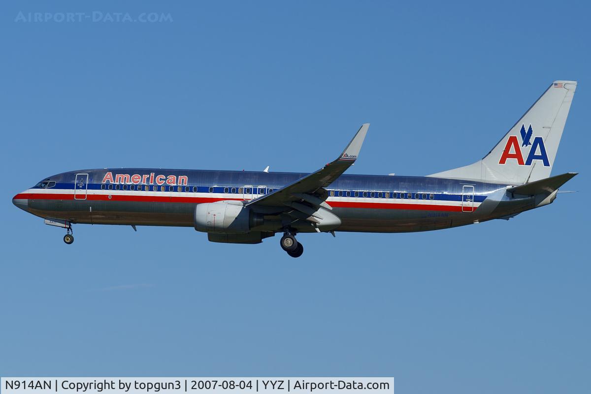 N914AN, 1999 Boeing 737-823 C/N 29515, Short final for RWY05.