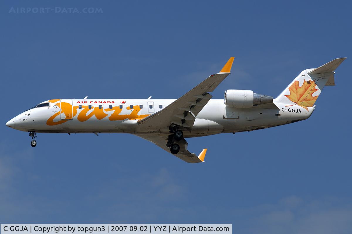 C-GGJA, 2004 Bombardier CRJ-200ER (CL-600-2B19) C/N 8002, Short final for RWY24R.