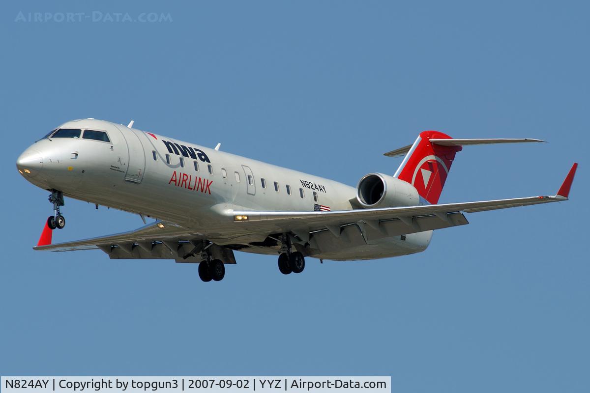 N824AY, 2005 Bombardier CRJ-200LR (CL-600-2B19) C/N 8024, Short final for RWY24L.