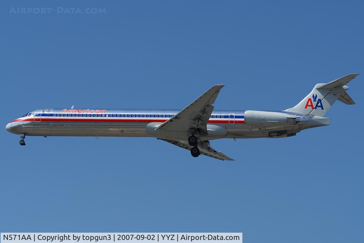 N571AA, 1987 McDonnell Douglas MD-83 (DC-9-83) C/N 49353, Short final for RWY24L.
