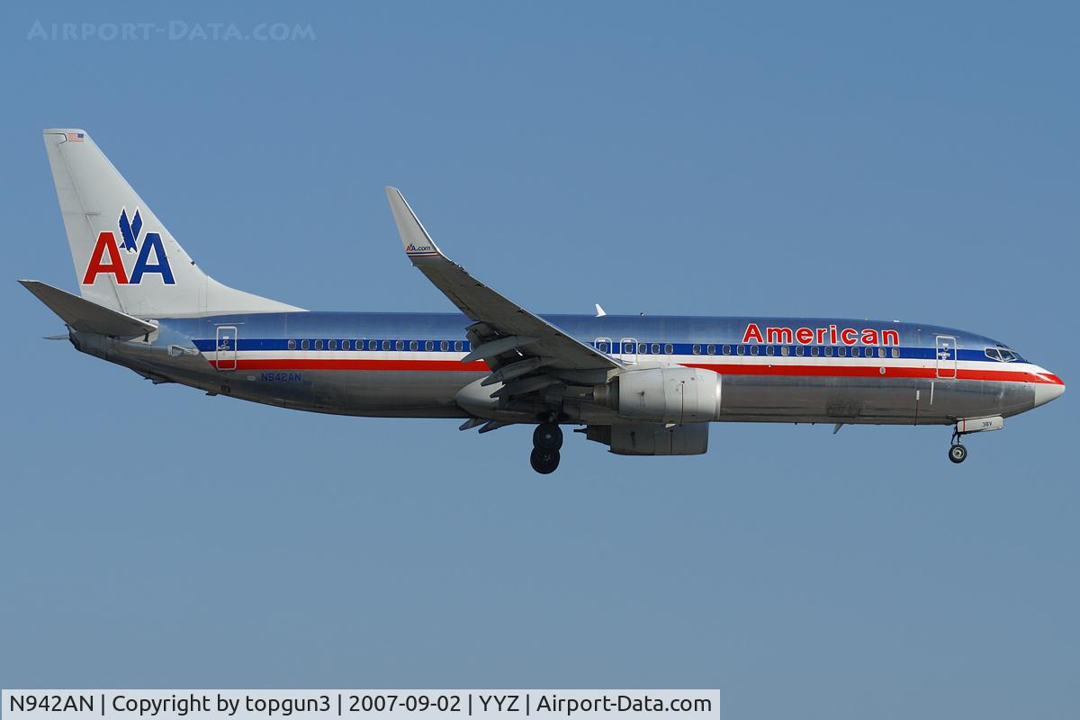 N942AN, 2000 Boeing 737-823 C/N 30084, Short final for RWY23.