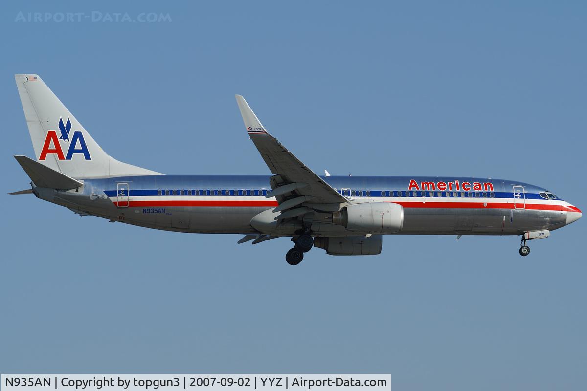 N935AN, 2000 Boeing 737-823 C/N 30081, Short final for RWY23.