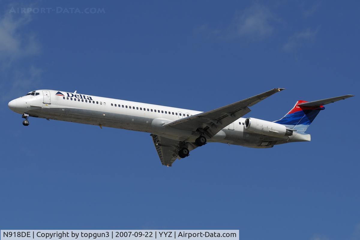 N918DE, 1993 McDonnell Douglas MD-88 C/N 49959, Short final for RWY24R.