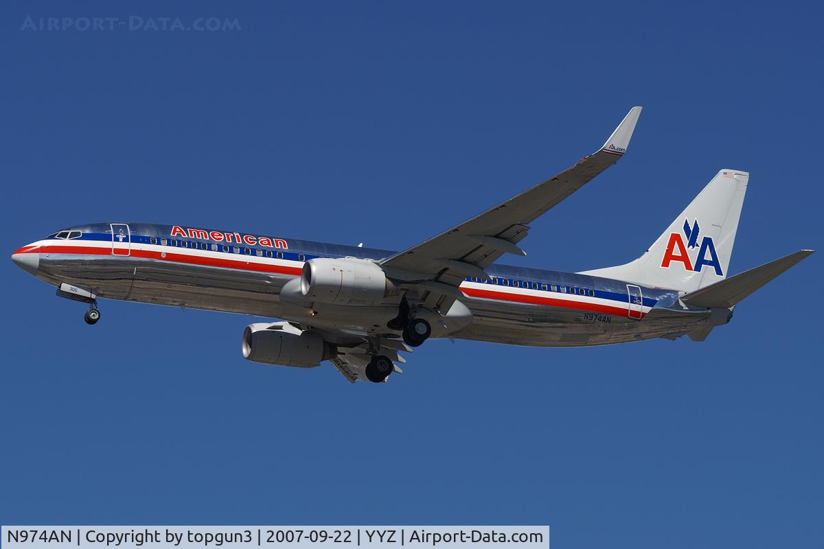 N974AN, 2001 Boeing 737-823 C/N 30098, Short final for RWY24R.
