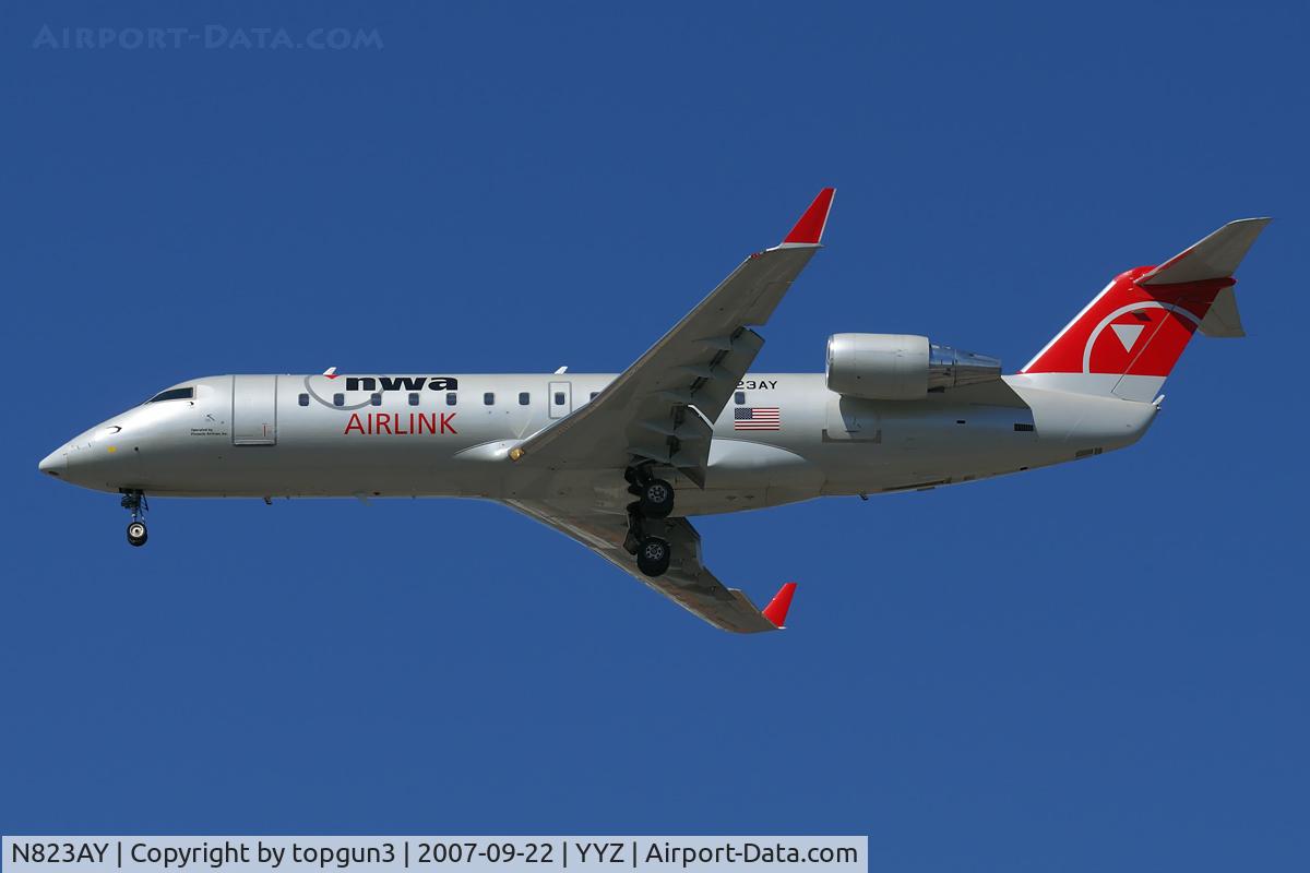 N823AY, 2005 Bombardier CRJ-200ER (CL-600-2B19) C/N 8023, Short final for RWY24R.