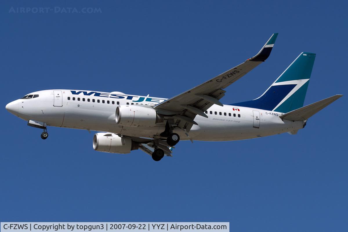 C-FZWS, 2001 Boeing 737-76N C/N 32731, Short final for RWY24R.
