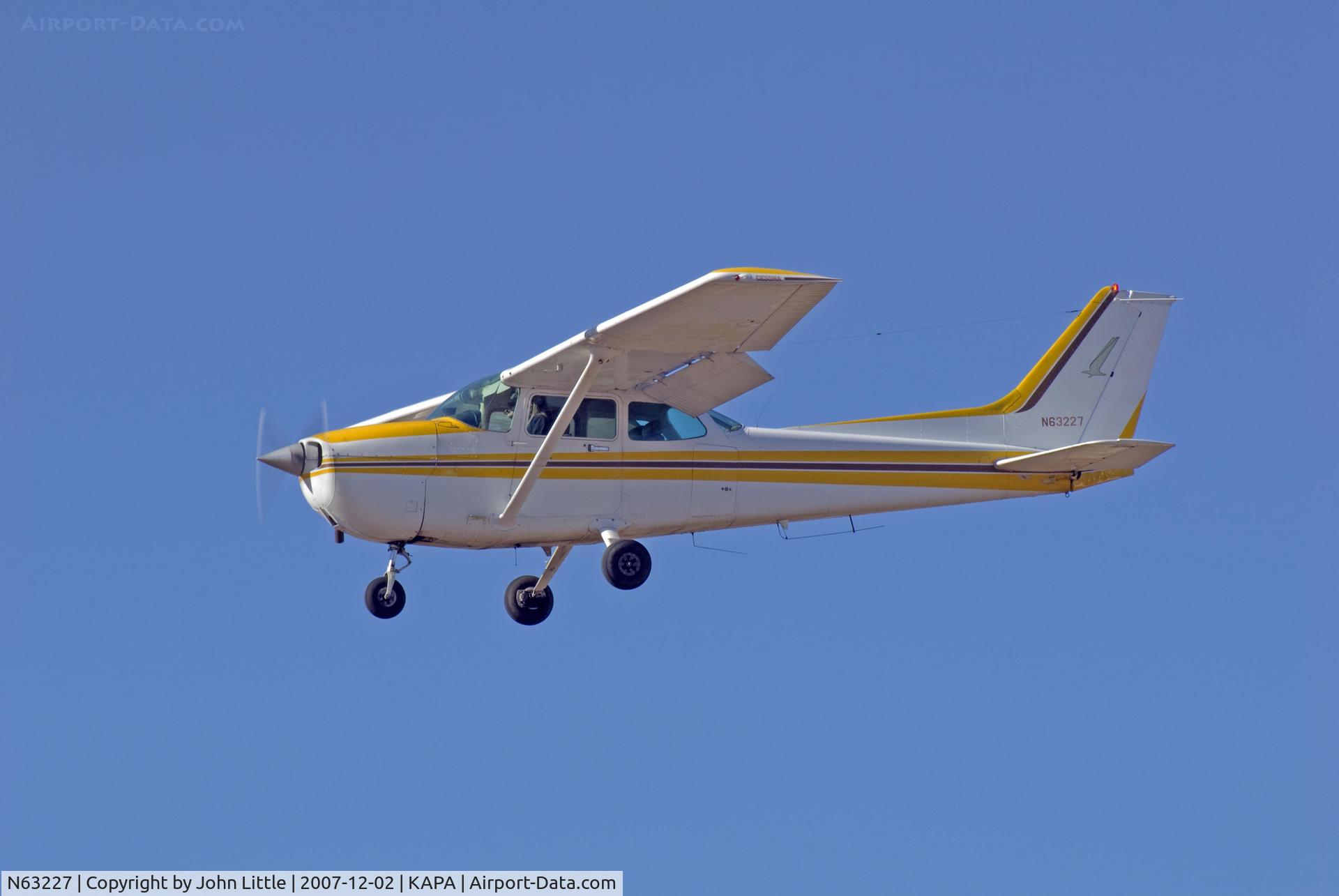 N63227, 1981 Cessna 172P C/N 17275408, Approach to 17L for Touch and Go