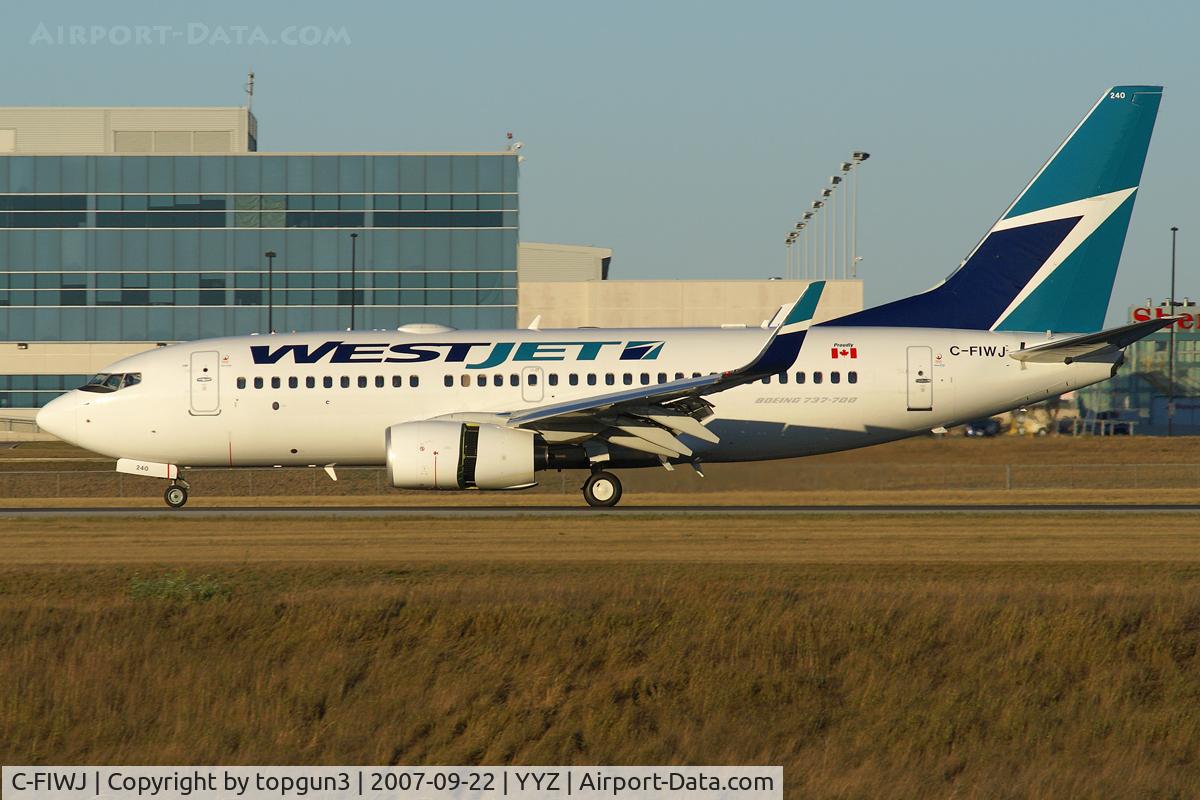 C-FIWJ, 2007 Boeing 737-7CT C/N 30712, Landing on RWY33L.