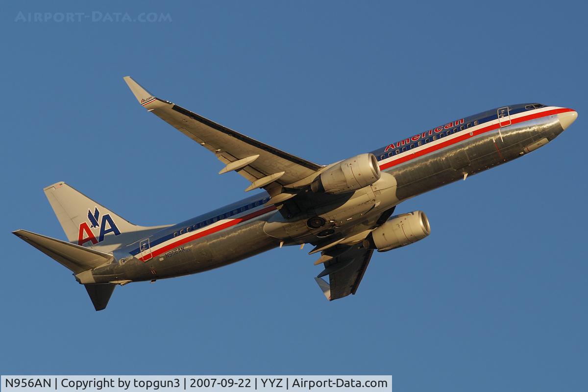 N956AN, 2001 Boeing 737-823 C/N 30090, Sunset departure via RWY23.