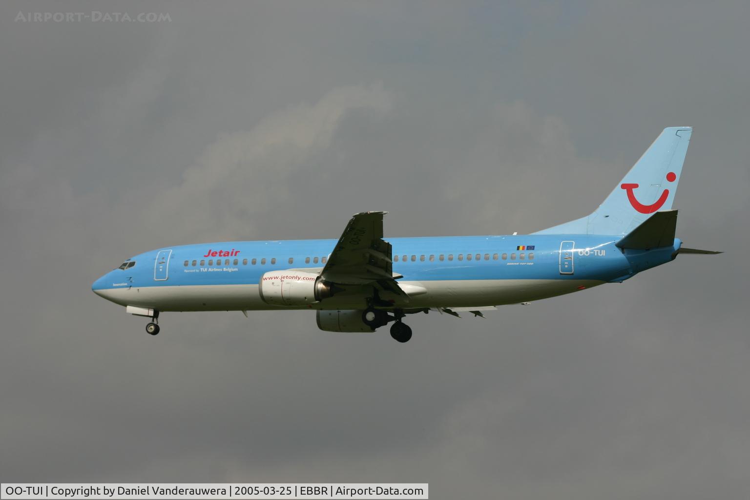 OO-TUI, 1989 Boeing 737-4K5 C/N 24125, descending to rwy 25L  -  old markings