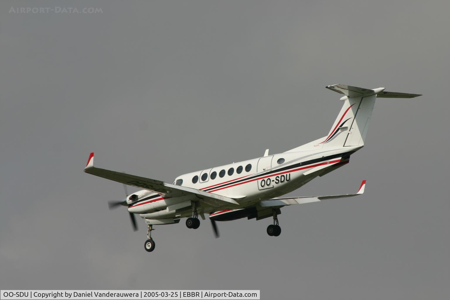OO-SDU, 2003 Beech Super King Air 350 C/N FL-368, several seconds before touching rwy 25L
