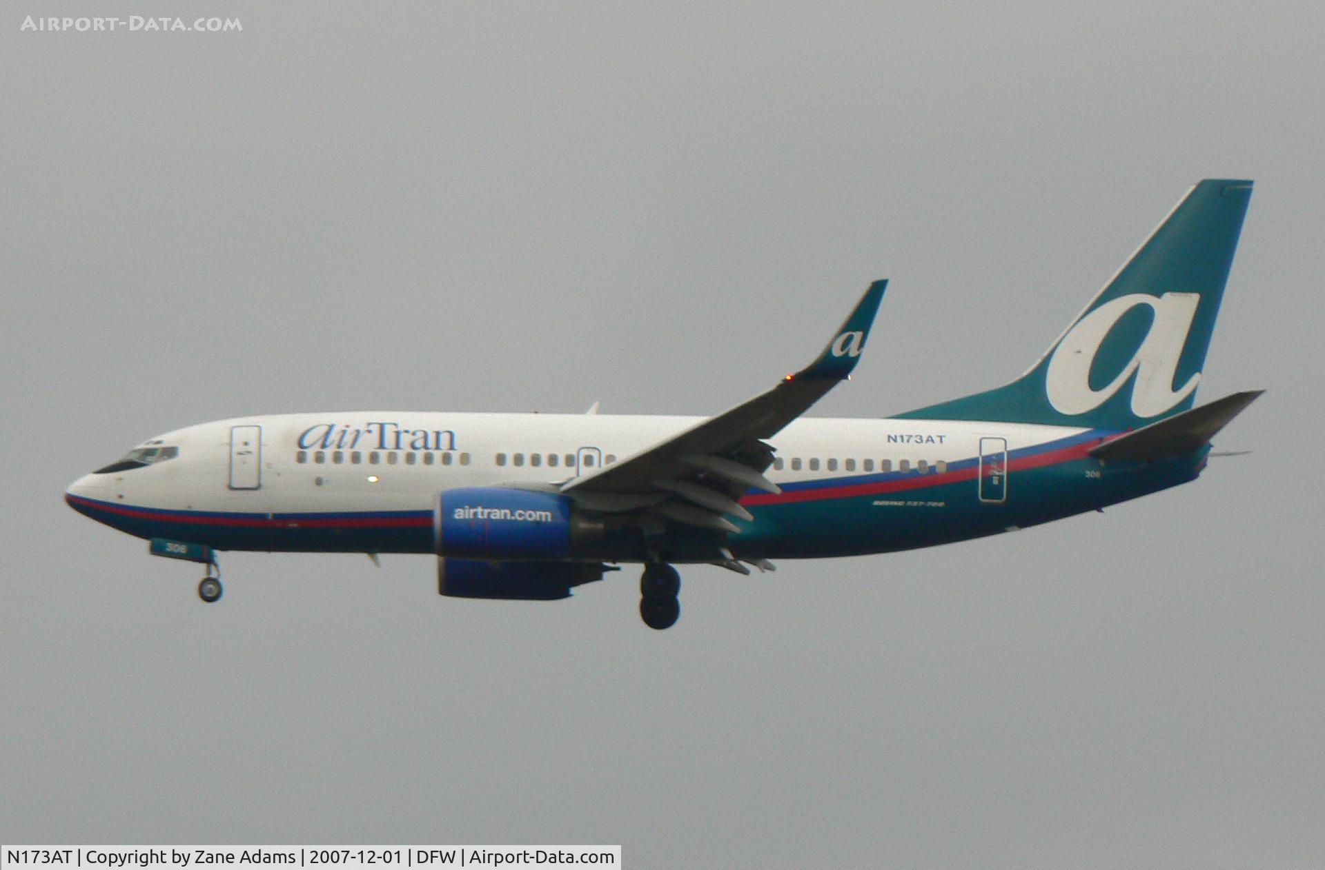 N173AT, 2004 Boeing 737-76N C/N 32661, Rainy day at DFW - Landing 18R