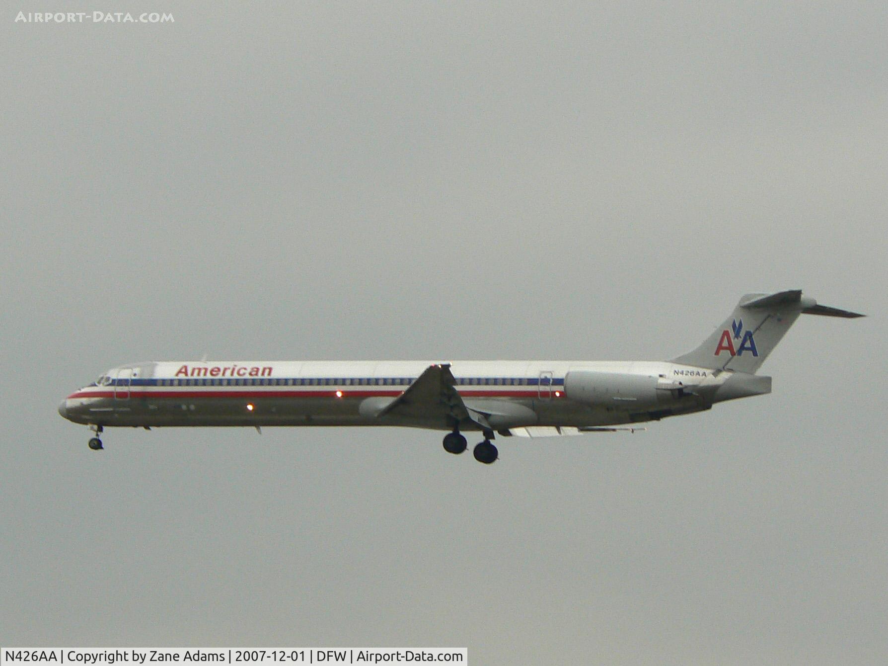 N426AA, 1986 McDonnell Douglas MD-82 (DC-9-82) C/N 49338, Rainy day at DFW - Landing 18R