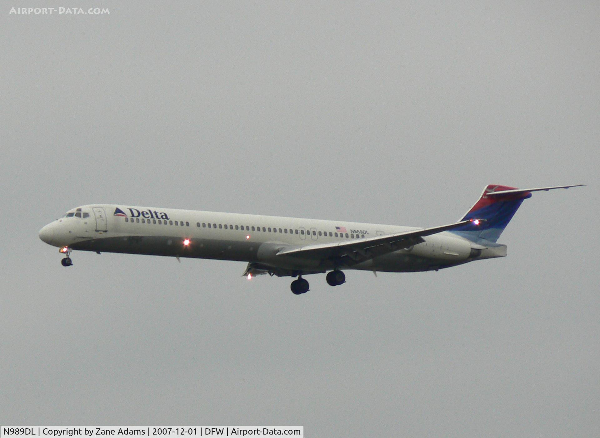 N989DL, 1991 McDonnell Douglas MD-88 C/N 53341, Rainy day at DFW - Landing 18R