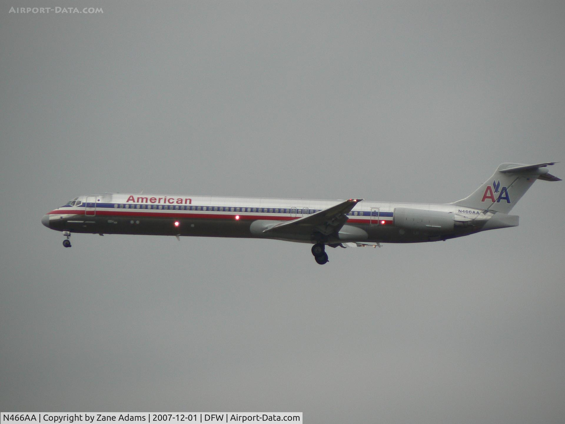 N466AA, 1988 McDonnell Douglas MD-82 (DC-9-82) C/N 49596, Rainy day at DFW - Landing 18R