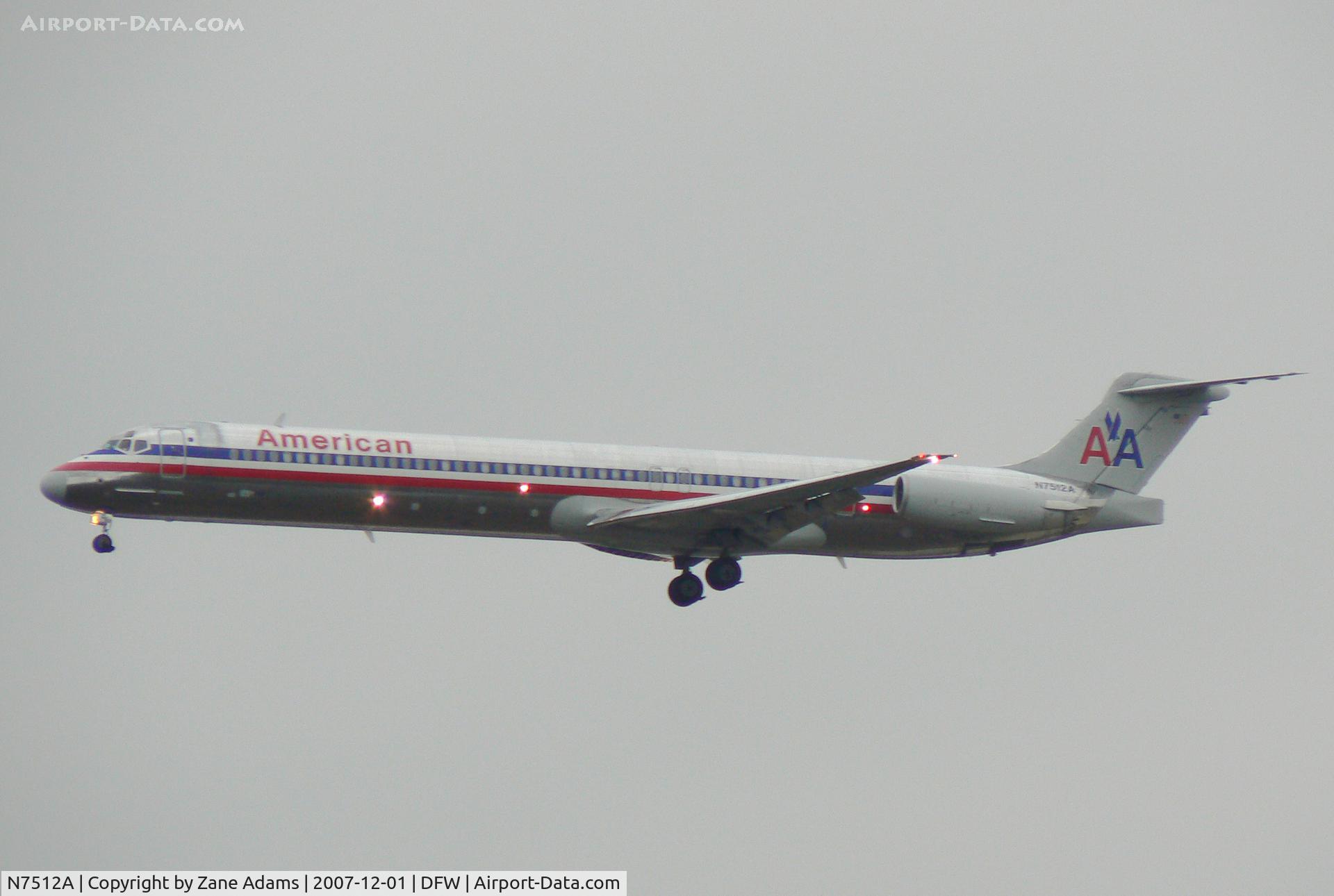 N7512A, 1989 McDonnell Douglas MD-82 (DC-9-82) C/N 49806, Rainy day at DFW - Landing 18R
