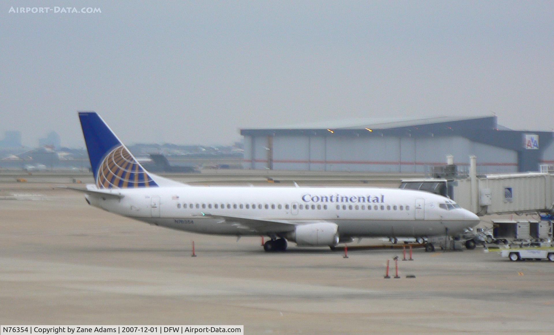 N76354, 1987 Boeing 737-3TO C/N 23592, Rainy day at DFW - Continental at the gate.