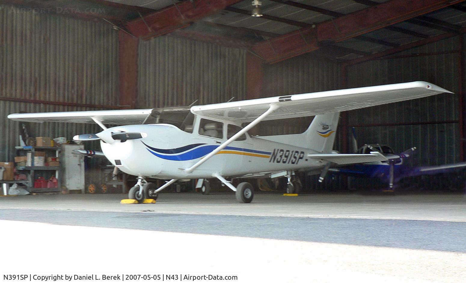 N391SP, 1999 Cessna 172S C/N 172S8286, Taking a peek out the door to check out the photographer.