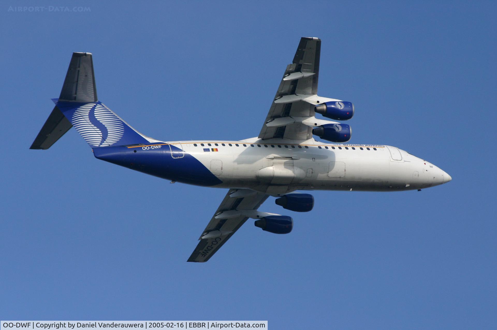 OO-DWF, 1998 British Aerospace Avro 146-RJ100 C/N E3332, taking off from rwy 07R