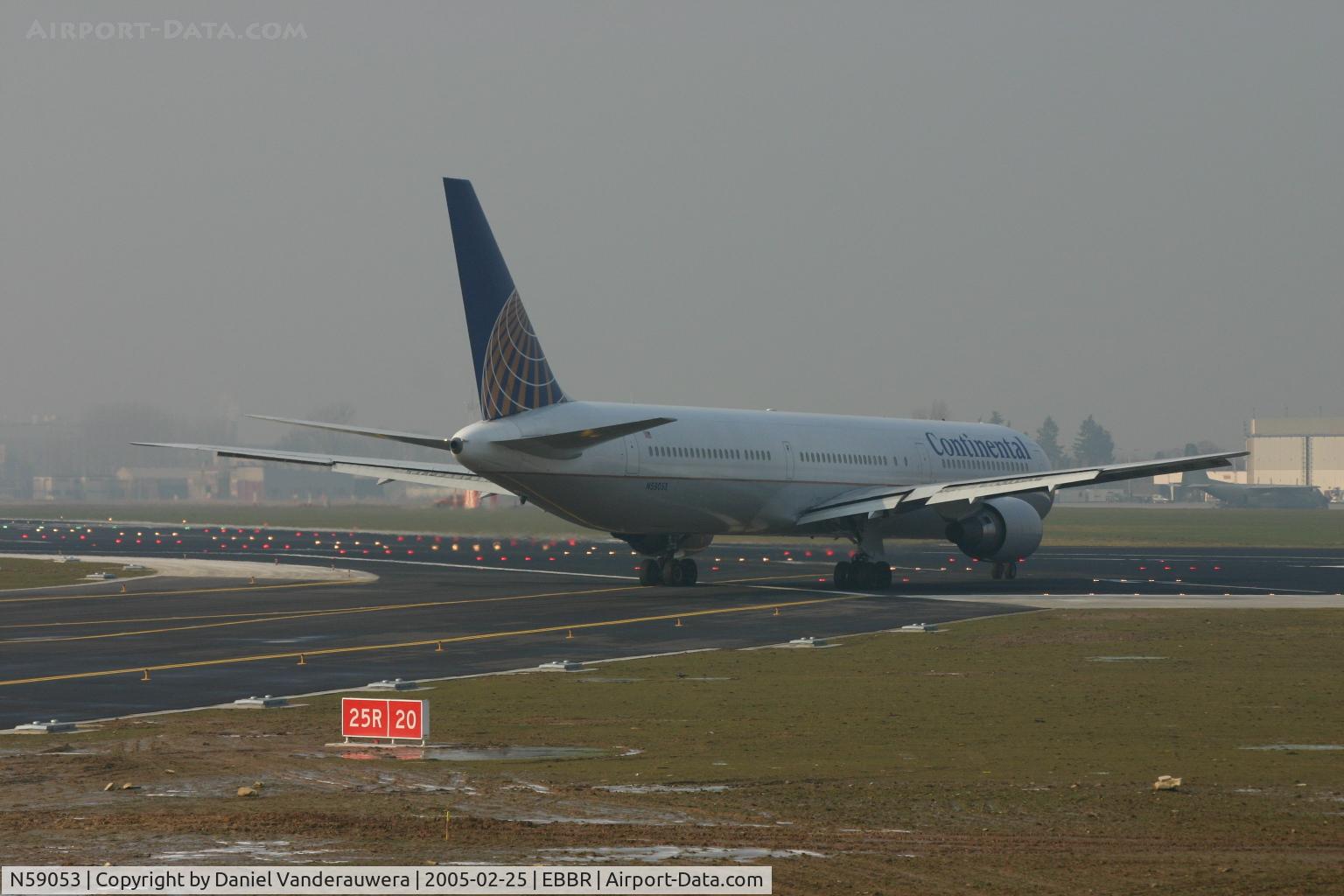 N59053, 2000 Boeing 767-424/ER C/N 29448, manoeuvring to align on rwy 25R to take off