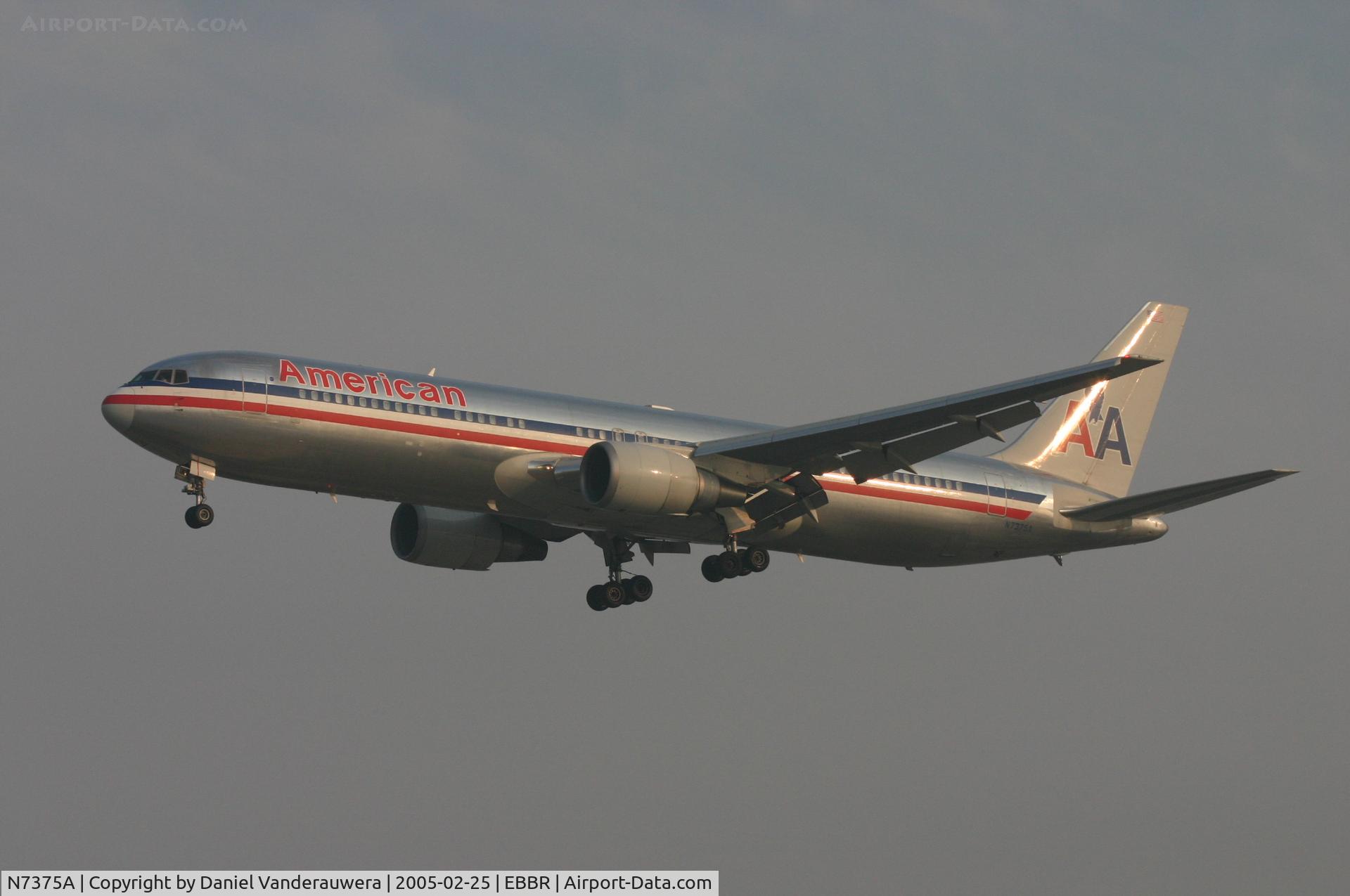 N7375A, 1992 Boeing 767-323 C/N 25202, arrival of flight AA172 to rwy 25L