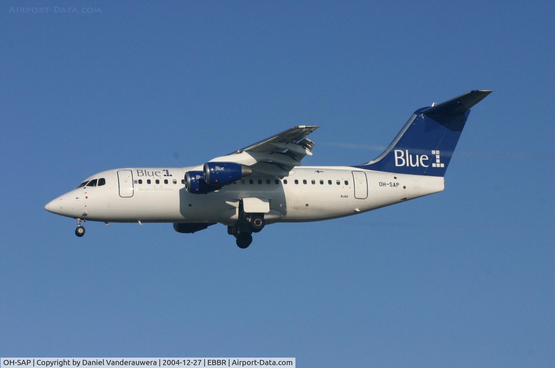OH-SAP, 2002 British Aerospace Avro 146-RJ85 C/N E.2394, arrival of flight KF805 to rwy 25L