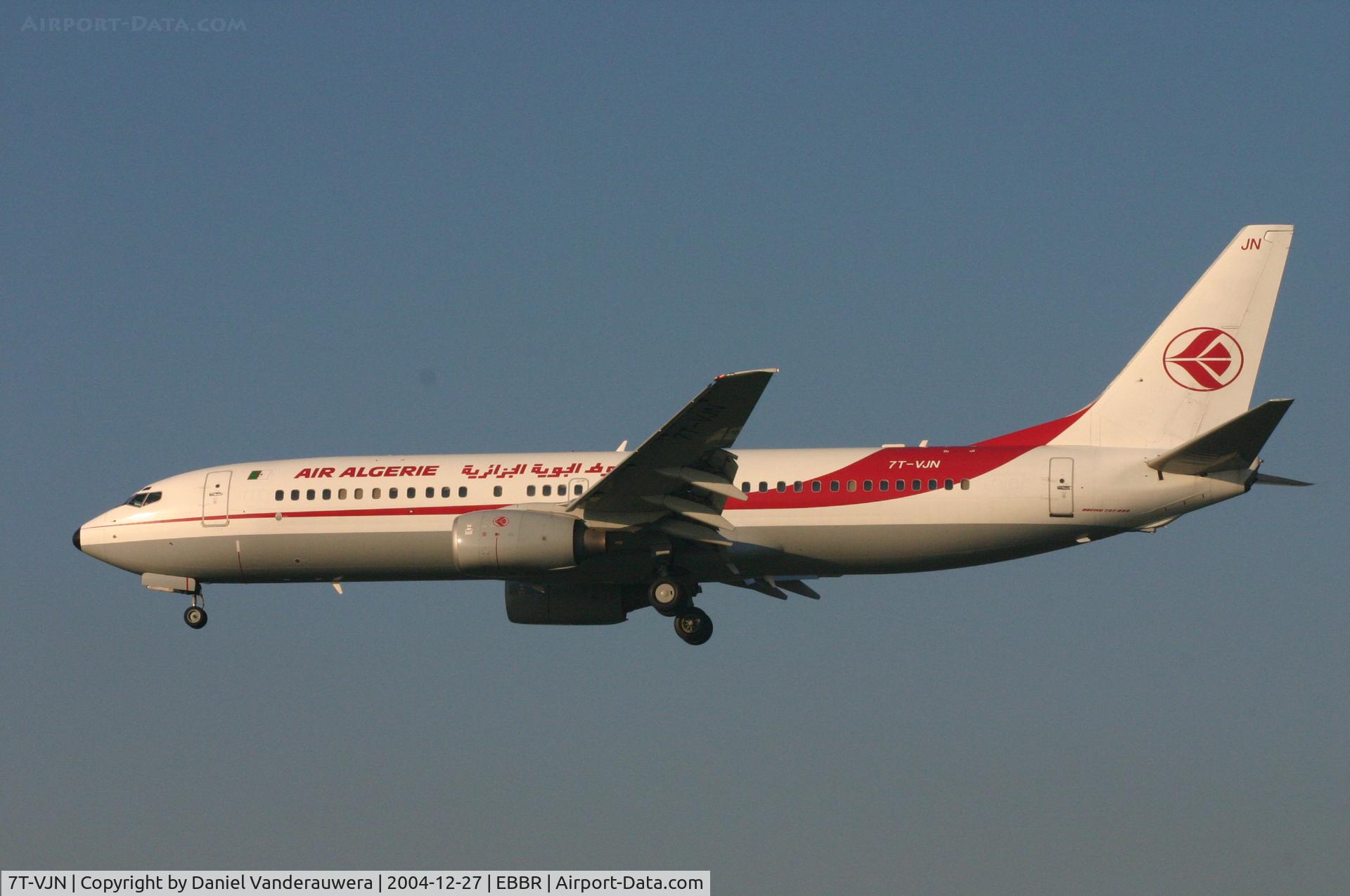7T-VJN, 2001 Boeing 737-8D6 C/N 30206, flight AH2060 is descending to rwy 25L