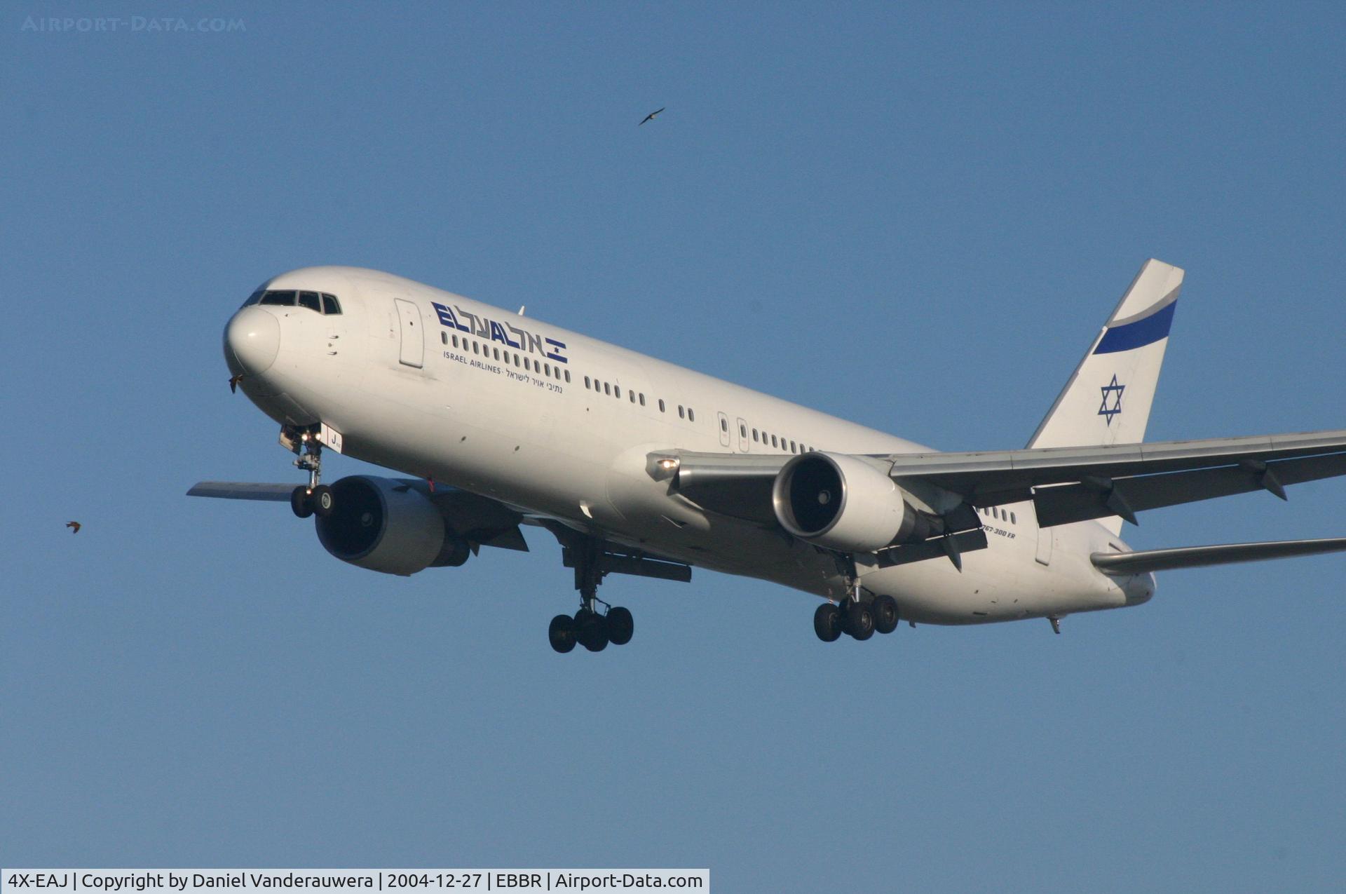 4X-EAJ, 1991 Boeing 767-330/ER C/N 25208/381, flight LY331 is descending to rwy 25L