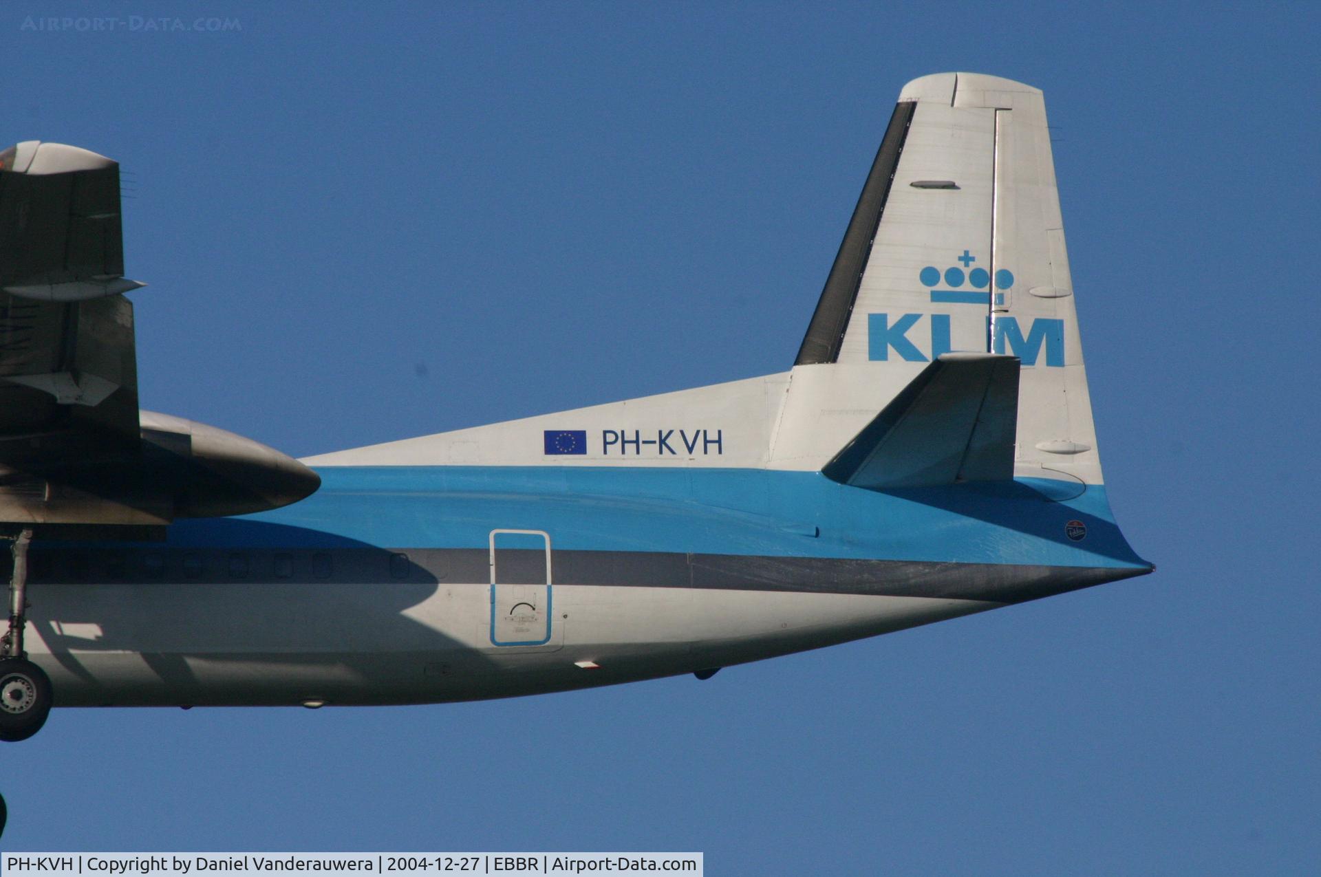 PH-KVH, 1991 Fokker 50 C/N 20217, several seconds before touching rwy 25L