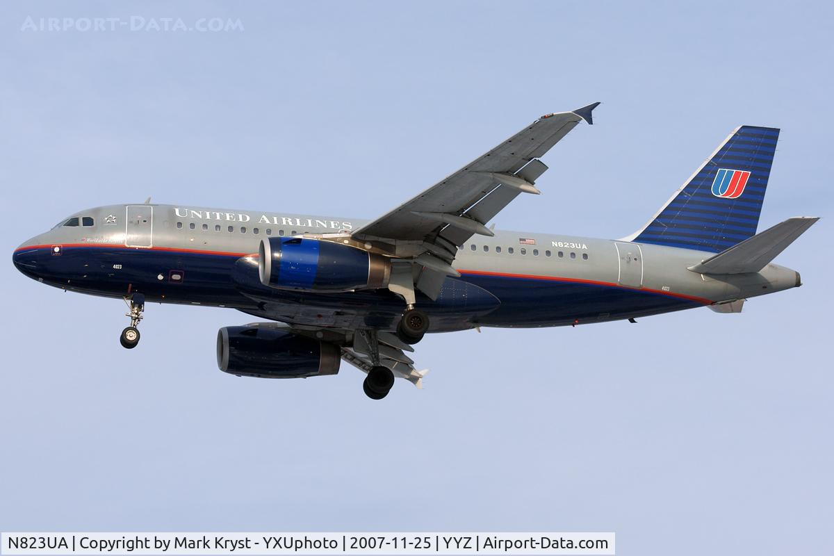 N823UA, 1998 Airbus A319-131 C/N 952, Short final for RWY24R.