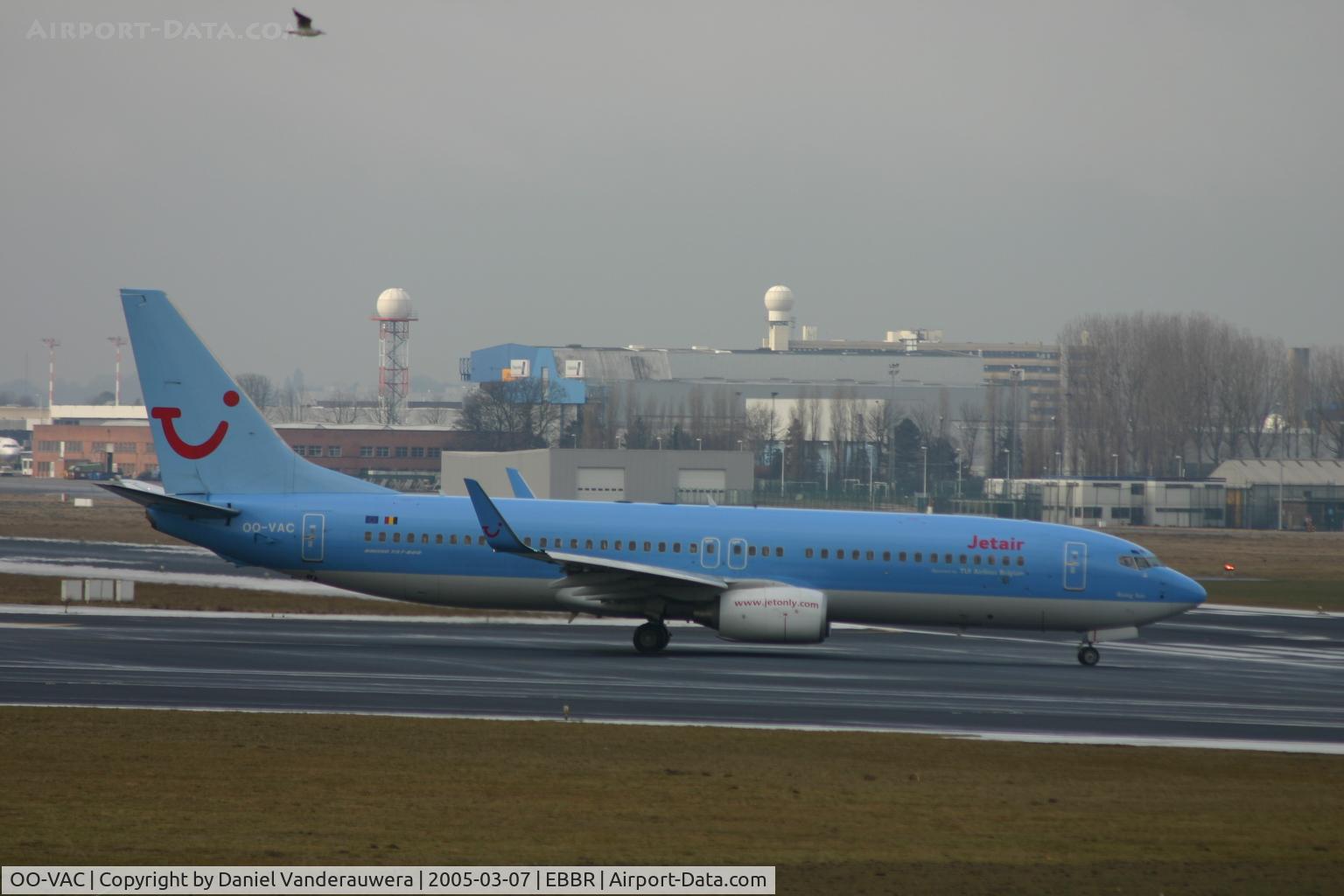 OO-VAC, 2003 Boeing 737-8BK C/N 33014, flight TUB1551 is taxiing to take off on rwy 25R