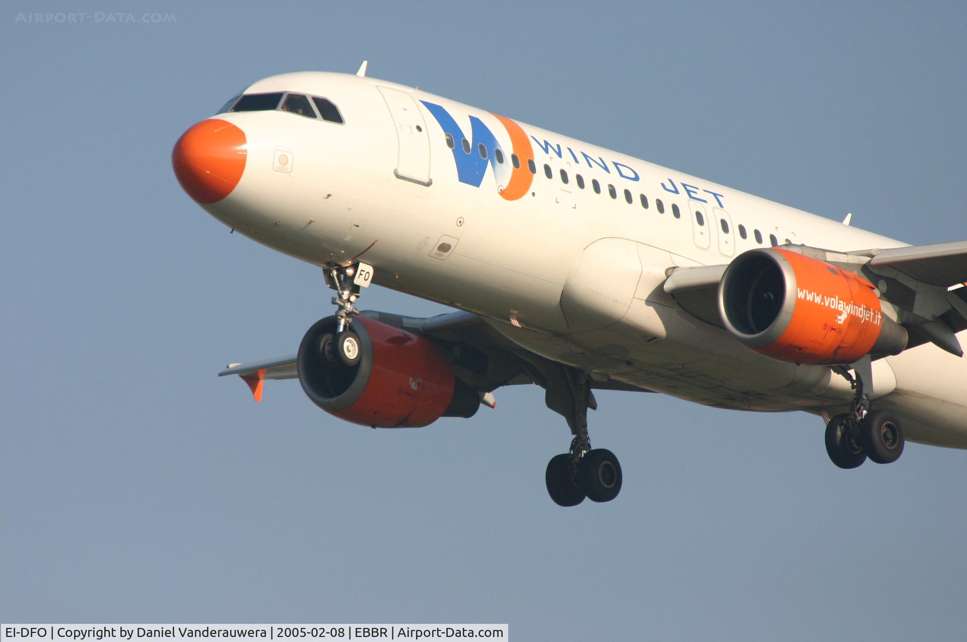 EI-DFO, 1992 Airbus A320-211 C/N 0371, descending to rwy 25L