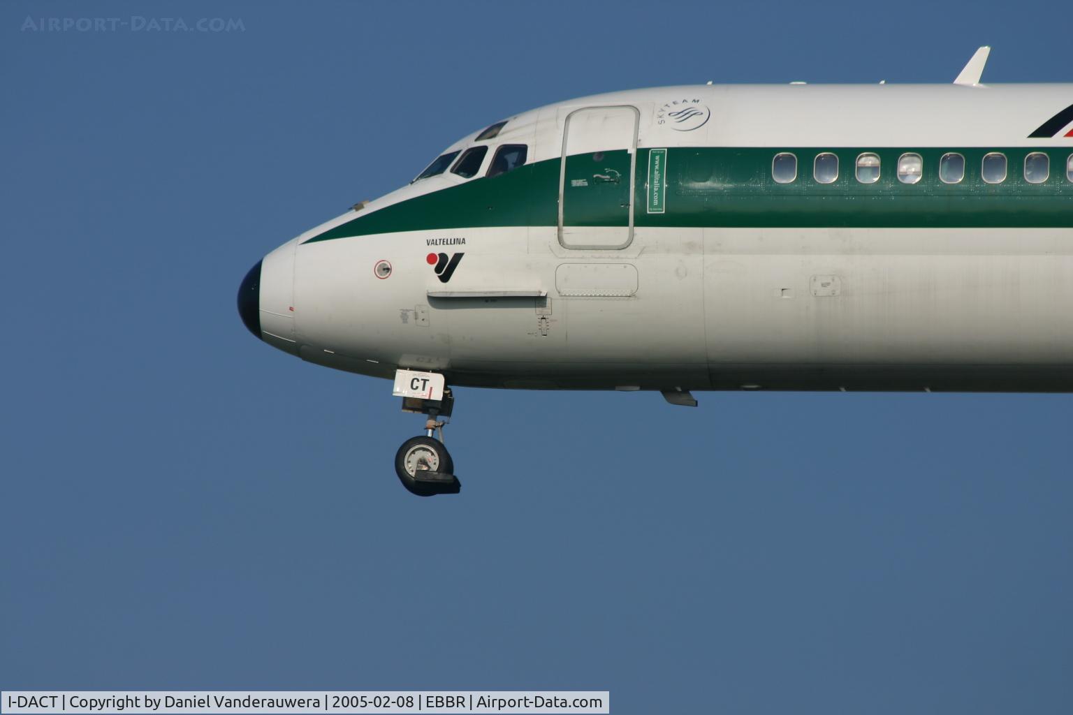 I-DACT, 1991 McDonnell Douglas MD-82 (DC-9-82) C/N 53054/1856, flight AZ156 is descending to rwy 25L