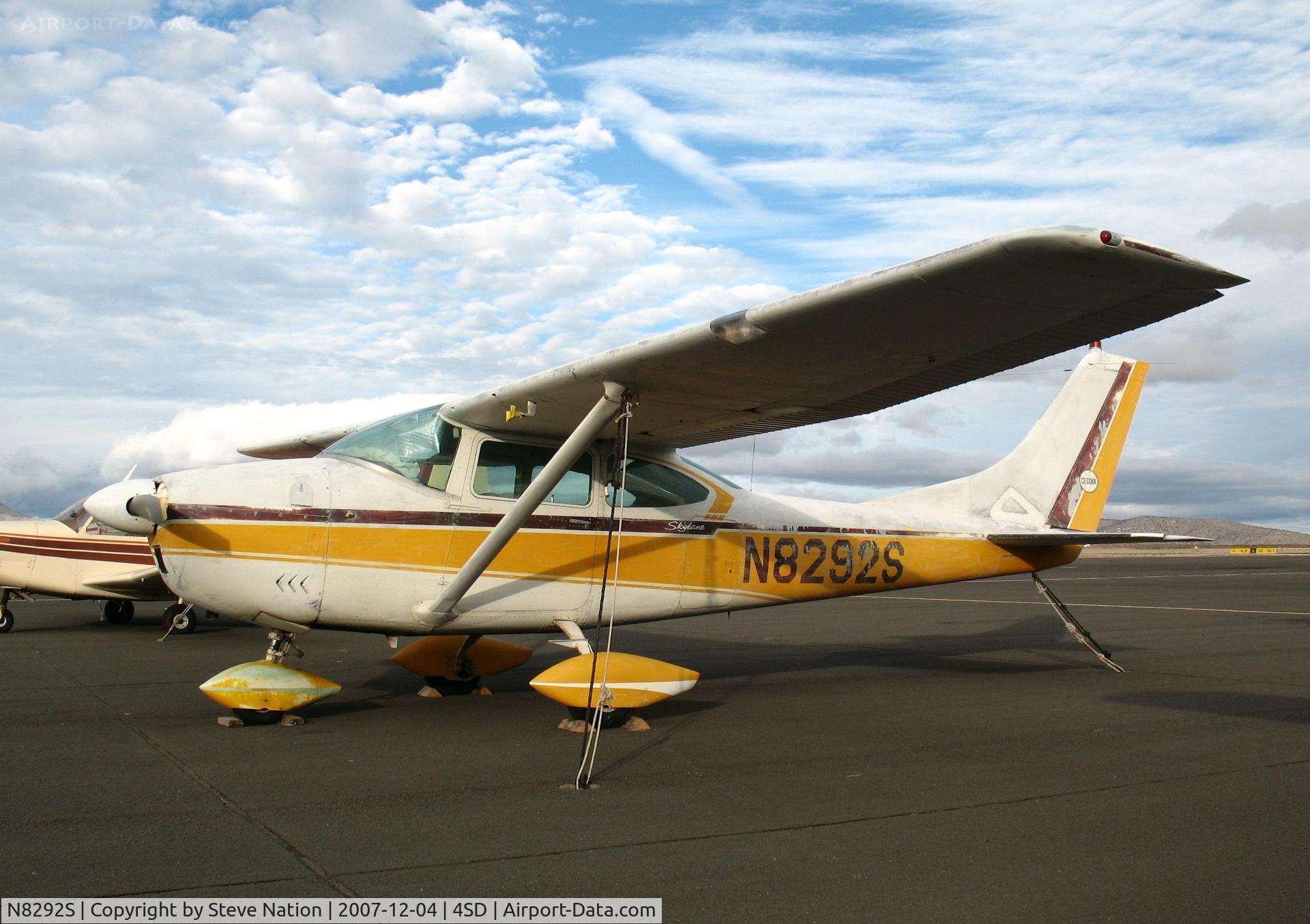 N8292S, 1964 Cessna 182G Skylane C/N 18255792, 1961 Cessna 172B @ Reno-Stead