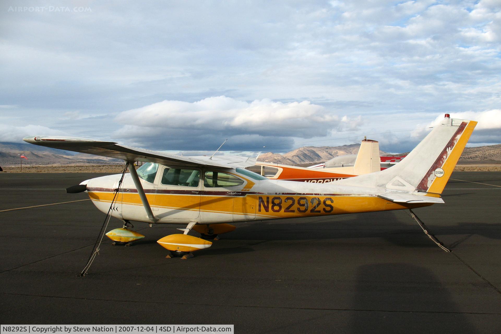 N8292S, 1964 Cessna 182G Skylane C/N 18255792, 1961 Cessna 172B @ Reno-Stead