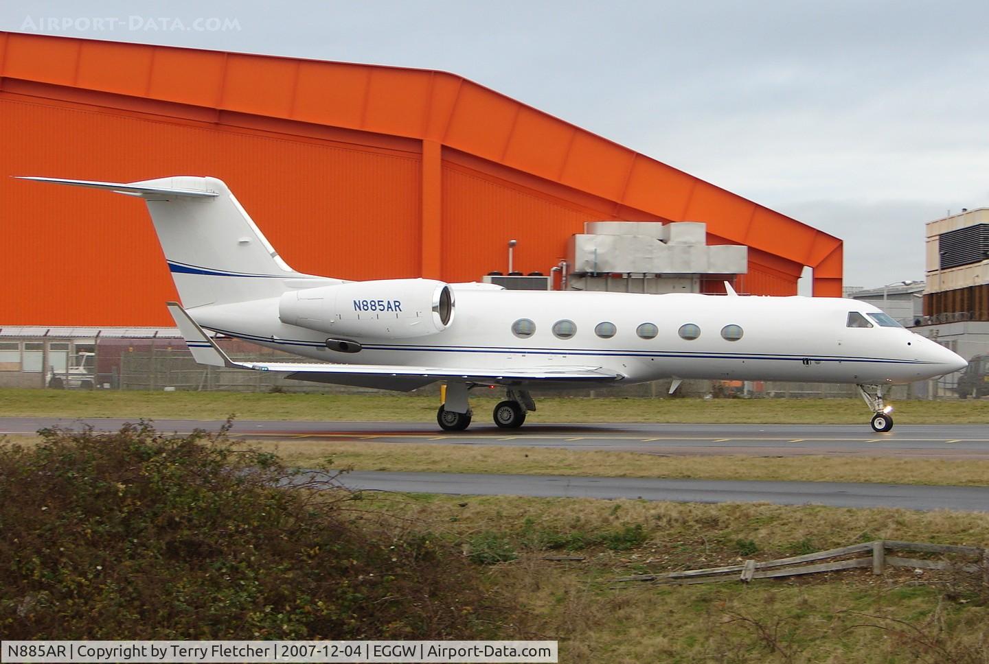 N885AR, 2004 Gulfstream Aerospace GIV-X (G450) C/N 4009, G450 departs Luton