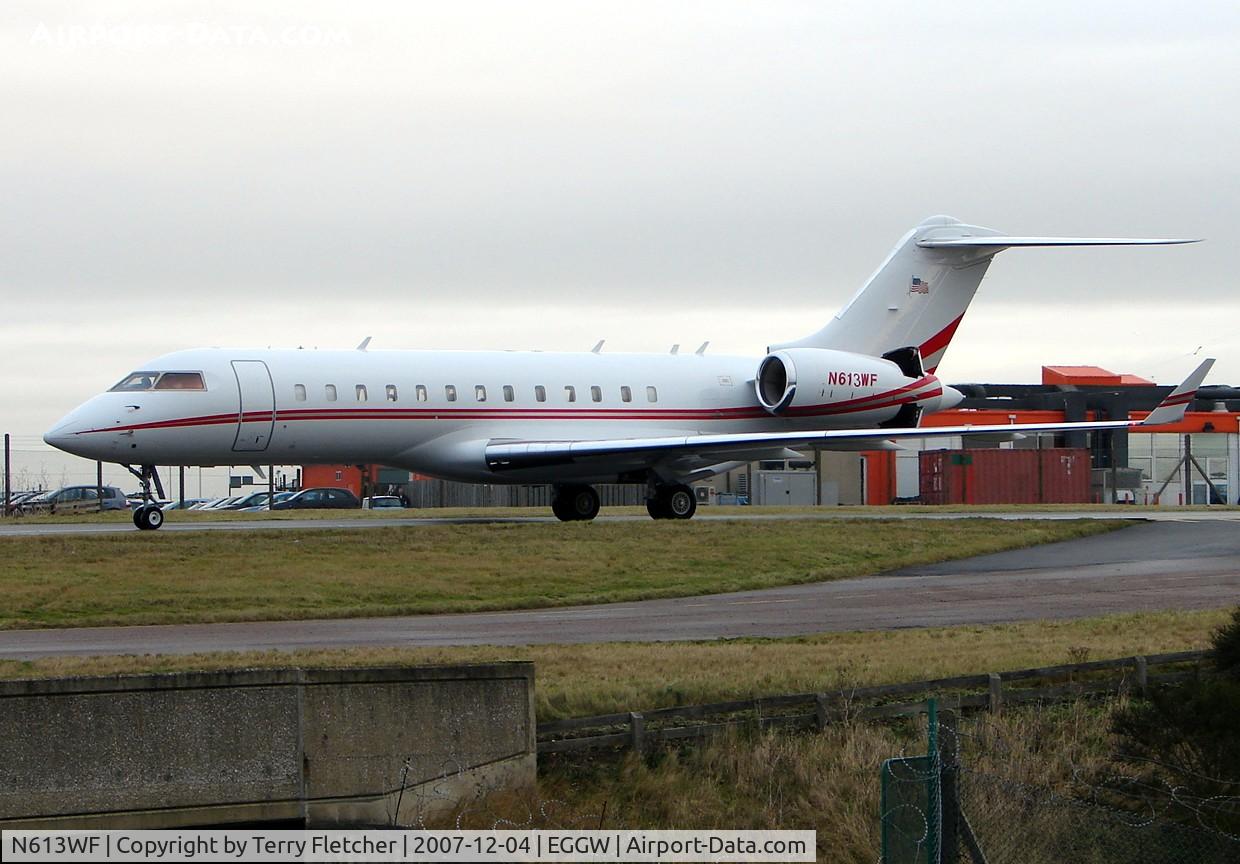 N613WF, 2006 Bombardier BD-700-1A10 Global Express XRS C/N 9215, Global Express arrives at Luton