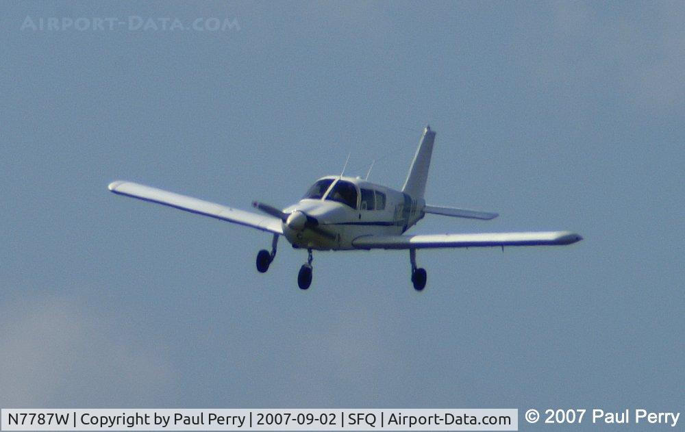 N7787W, 1964 Piper PA-28-180 Cherokee C/N 28-1796, Another visitor.  She's angling for Runway 4