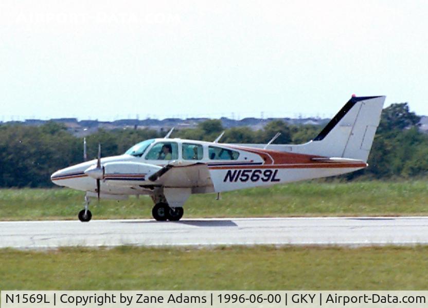 N1569L, 1976 Beech 95-B55 (T42A) Baron C/N TC-1945, Landing at Arlington Municipal
