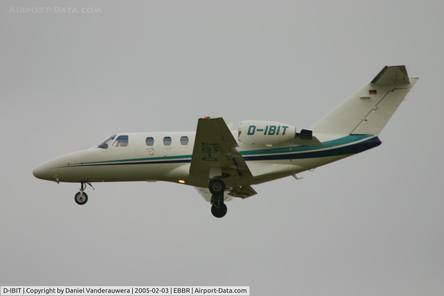 D-IBIT, 2000 Cessna 525 CitationJet CJ1 C/N 525-0393, descending to rwy 25L