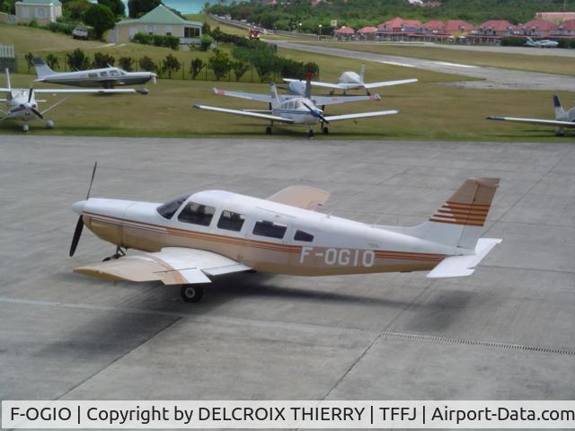 F-OGIO, Piper PA-32-301 Saratoga C/N 32-8006078, anciennement basÃ© Ã  l'aÃ©roport Gustav III, TFFJ. Re immatriculÃ© PJ-WYA.