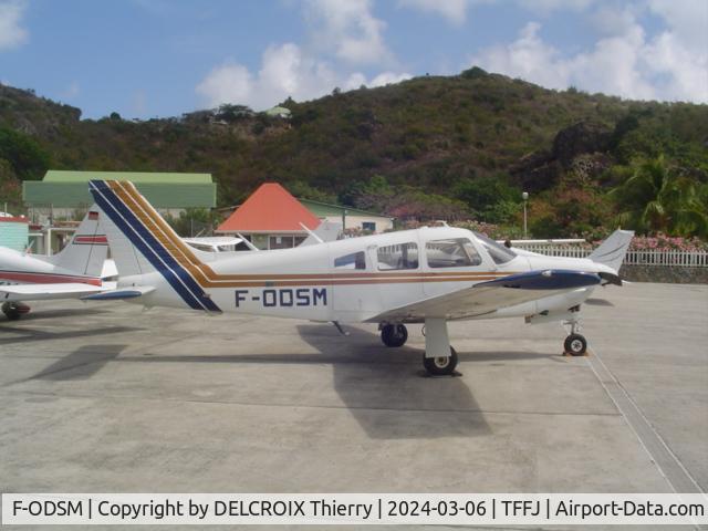 F-ODSM, Piper PA-28R-201 Cherokee Arrow III C/N 28R-7737084, Lors de son passage Ã  Saint-BarthÃ©lemy, TFFJ. Anciennement basÃ© Ã  Saint-Pierre et Miquelon. basÃ© en Guyane.