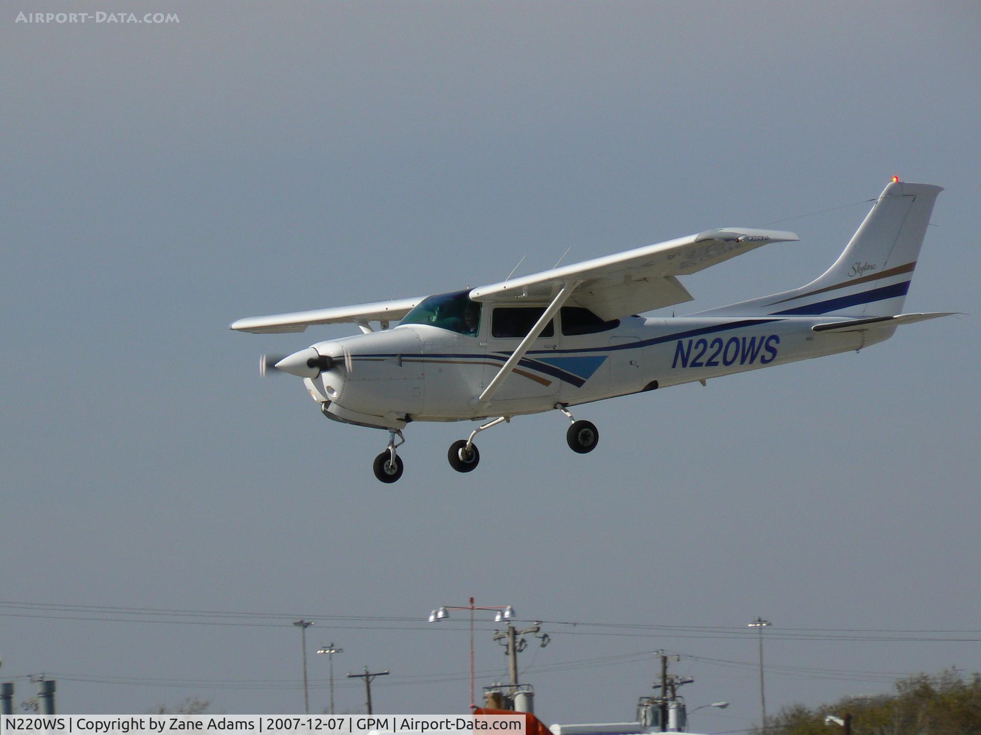 N220WS, Cessna R182 Skylane RG C/N R18200260, Landing at Grand Prairie Municipal