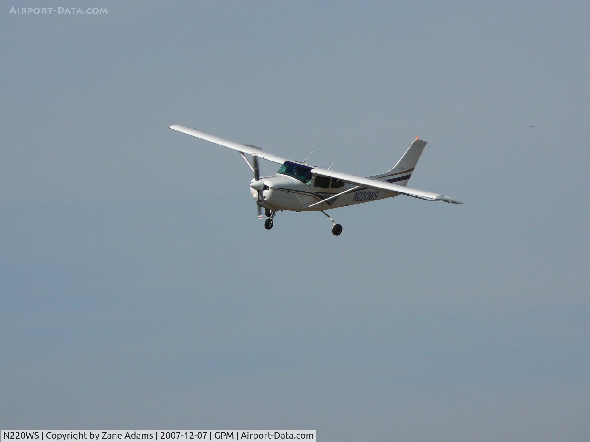 N220WS, Cessna R182 Skylane RG C/N R18200260, Landing at Grand Prairie Municipal