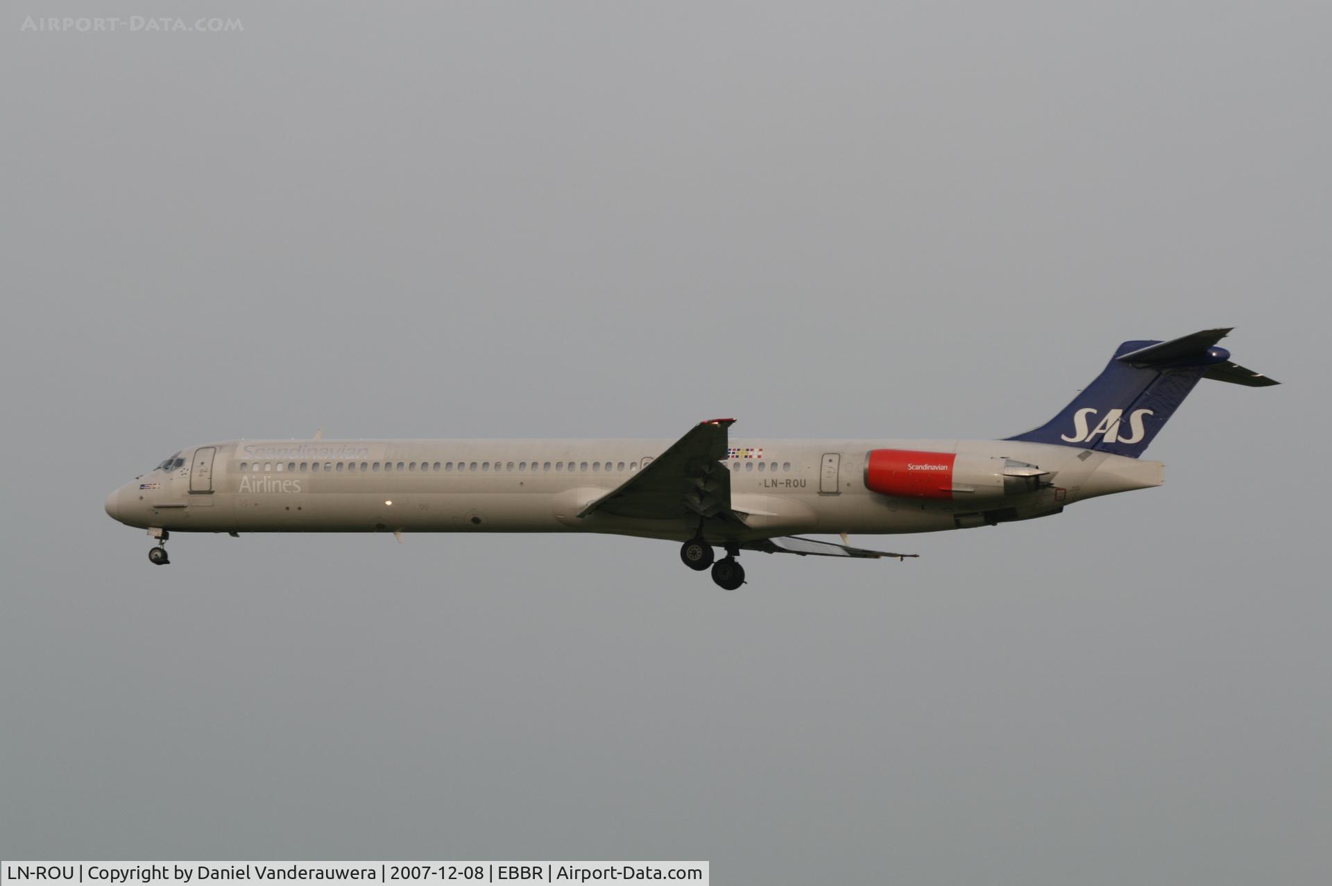 LN-ROU, 1986 McDonnell Douglas MD-82 (DC-9-82) C/N 49424, arrival of flight SK593 to rwy 25L