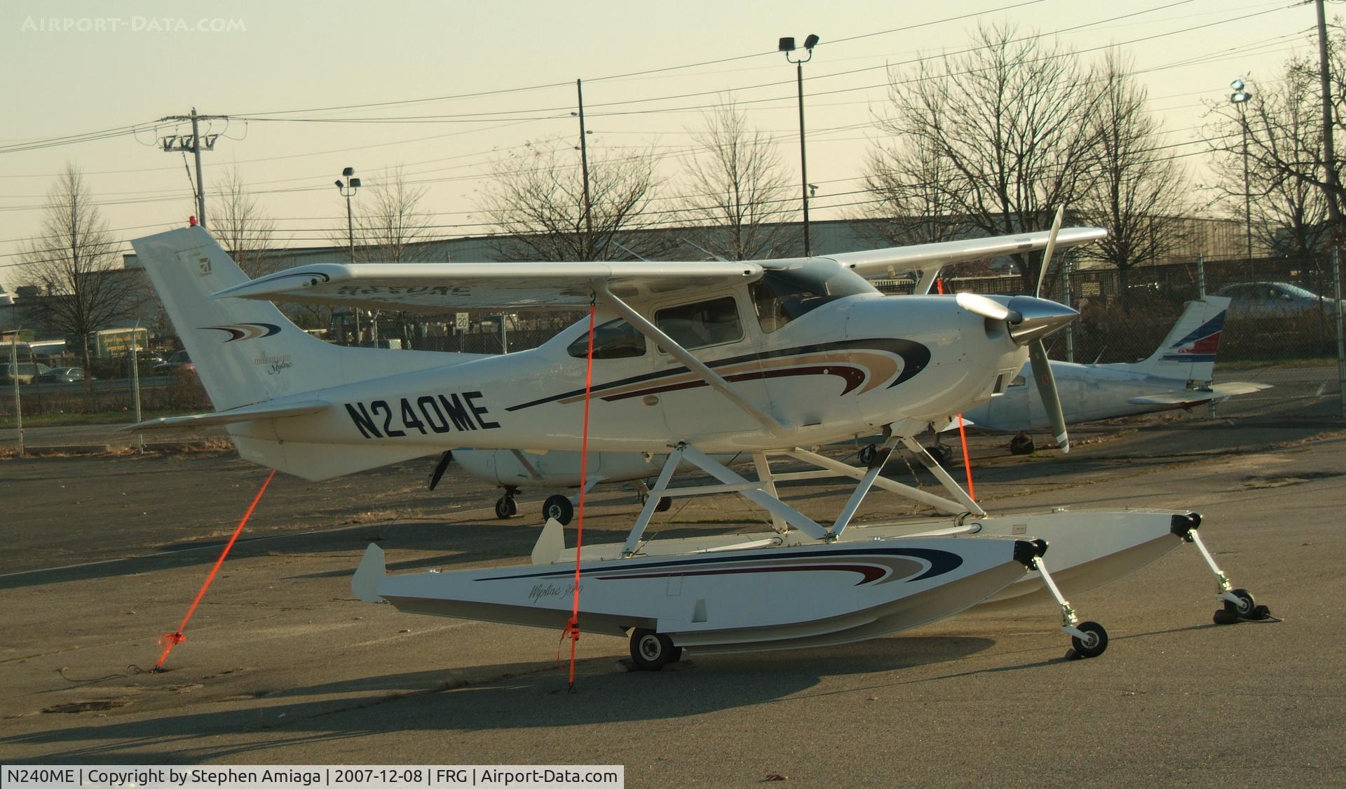N240ME, 2000 Cessna 182S Skylane C/N 18280759, Skylane on floats, Atlantic Ramp.