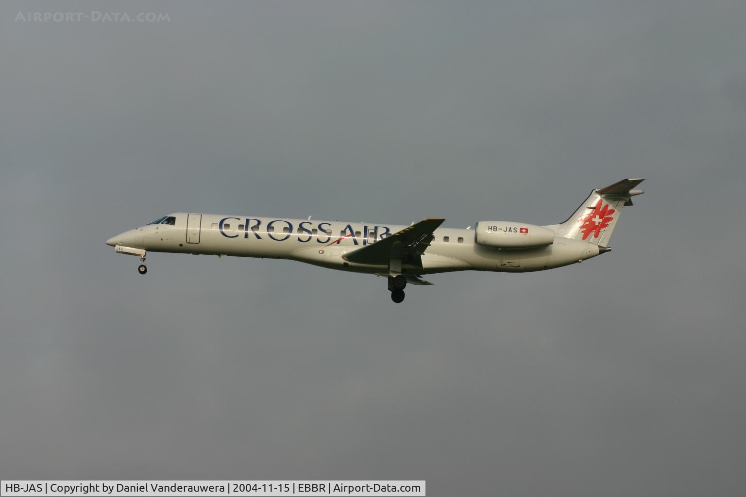 HB-JAS, 2002 Embraer EMB-145LU (ERJ-145LU) C/N 145559, descending to rwy 25L