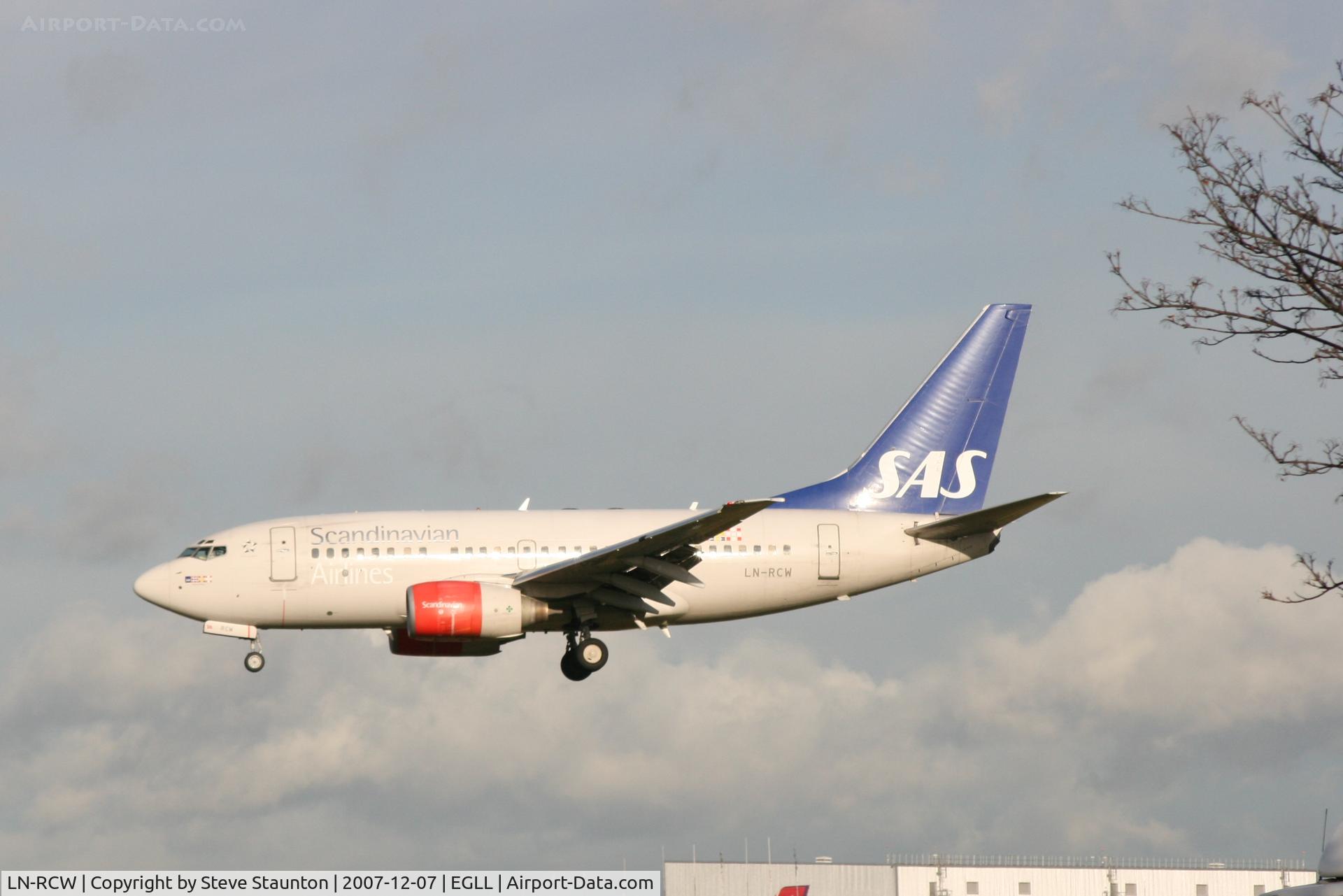 LN-RCW, 1999 Boeing 737-683 C/N 28308, Taken at Heathrow Airport 07 December 2007