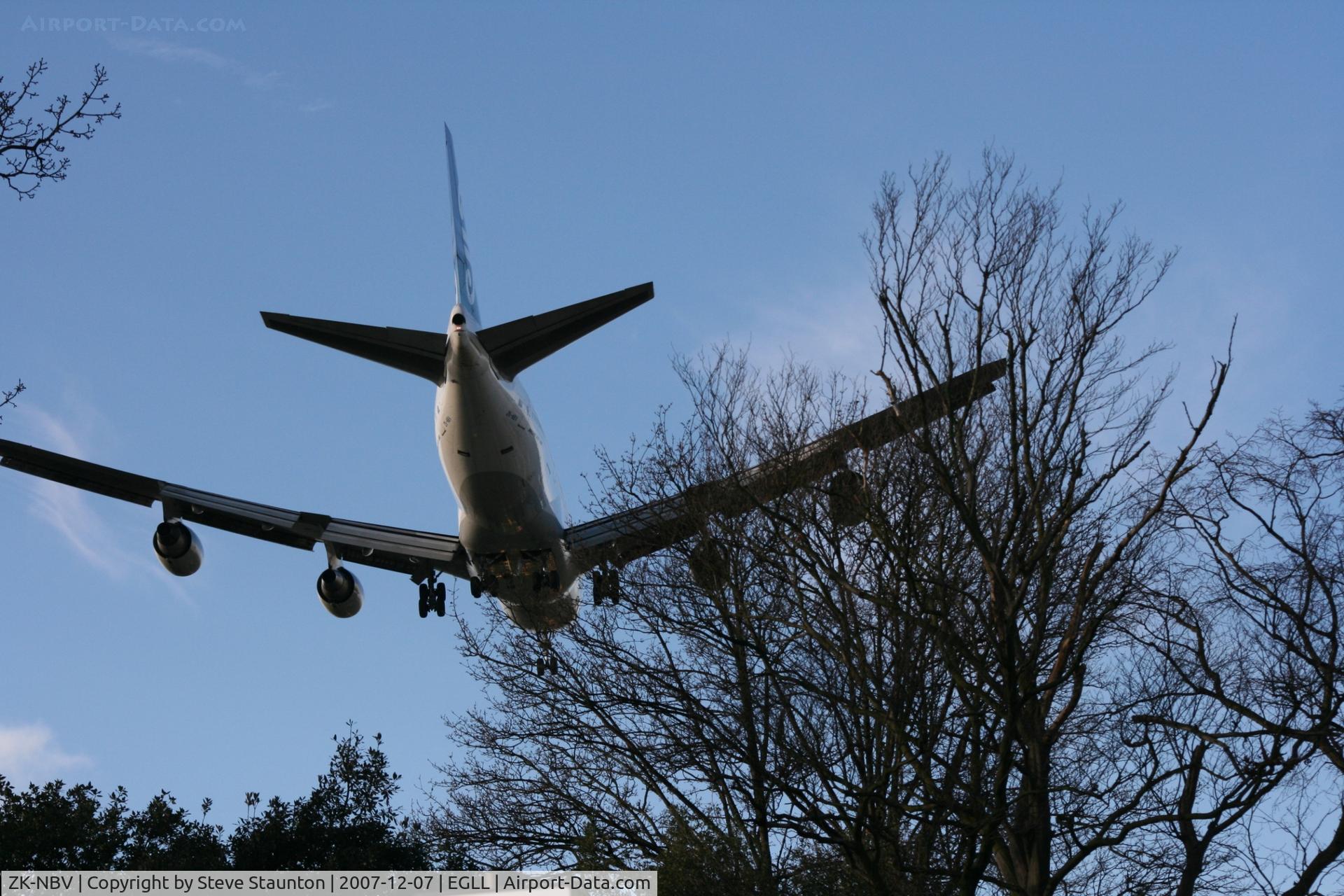 ZK-NBV, 1998 Boeing 747-419 C/N 26910, Taken at Heathrow Airport 07 December 2007